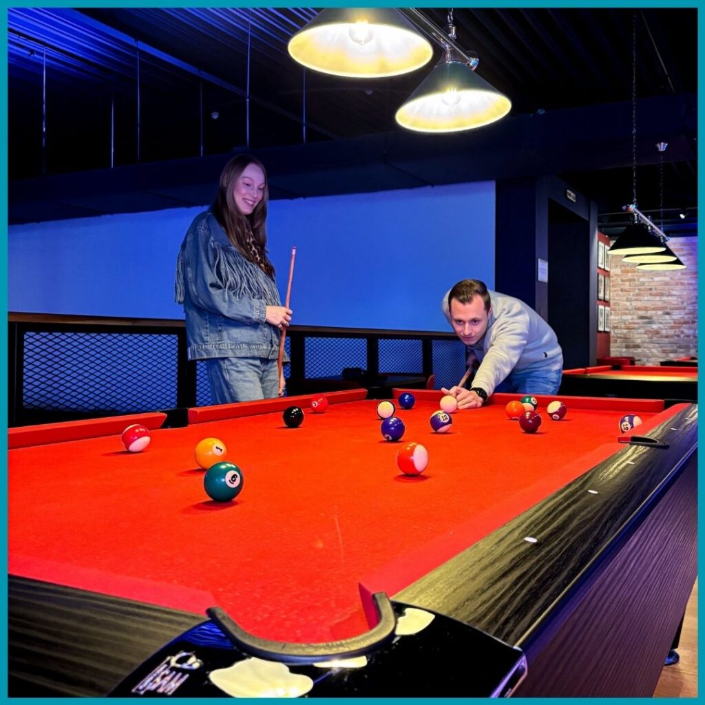 Avondje uit pool spelen